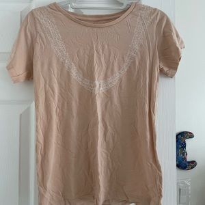 Mahina Made pikake lei tee